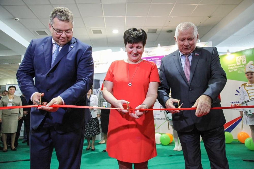 Торжественная церемония открытия Выставки-Форума: Марина Гордеева и Владимир Владимиров перерезают красную ленту 